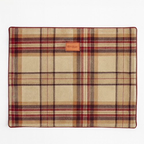 Podkładka na stół w kratę Oxford 45x35 cm w odcieniach beżu, brązu i czerwieni. Wzór kratkowy z wyraźnym logo na brązowym tle. Produkt leżący na białym tle, z miękką teksturą i obszyciem. Idealna do dekoracji stołu.