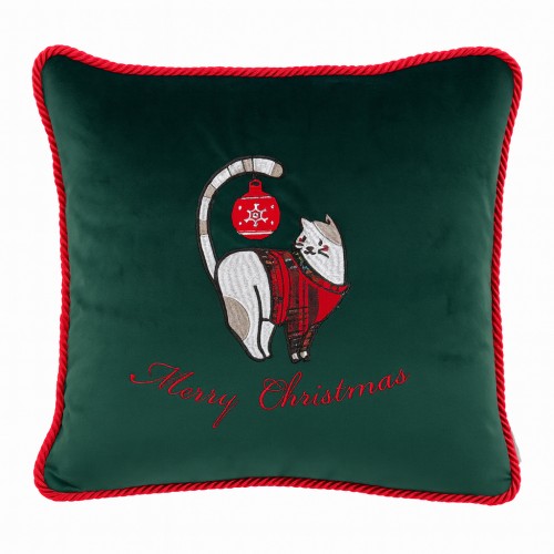 Poduszka dekoracyjna w kolorze ciemnozielonym z haftem kota w swetrze trzymającego dzwonek. Czerwony napis „Merry Christmas” na dole. Wykończenie z czerwonego sznura. Produkt w pozycji leżącej, zbliżenie na detal haftu.