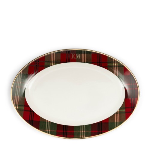 Talerz do serwowania o owalnym kształcie, z białym wnętrzem i ozdobnym brzegiem w wzór tartan w odcieniach zieleni, czerwieni i brązu. Na brzegu widoczne logo RM w kolorze złotym. Tło białe, talerz leży poziomo.