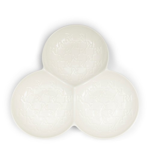 Talerz do serwowania Monogram Riviera Maison w kształcie trzech połączonych misek, wykonany z białej ceramiki. Wnętrze talerza zdobione jest subtelnym monogramem RM. Produkt leży na jednolitym tle.