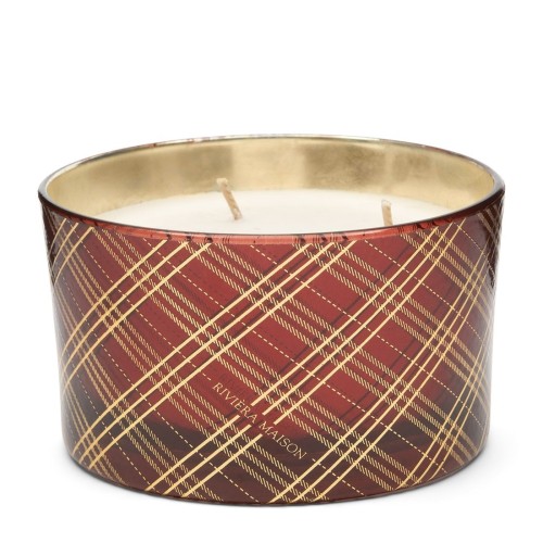 Świeca zapachowa Tartan w okrągłym, metalowym opakowaniu o czerwono-złotym wzorze w kratkę. Wnętrze złote, z dwoma knotami. Widoczne logo RIVIERA MAISON na bocznej stronie. Ujęcie frontalne, stojąca na jednolitym tle.