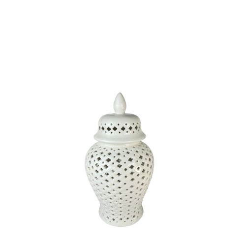 Waza ceramiczna Amfora Ażurowa Lattice o wysokości 23 cm. Przedmiot stojący w białym kolorze, z misternym ażurowym wzorem w kształcie rombów. Pokrywa z wypukłym uchwytem. Produkt na jasnym tle, podkreślający detale dekoracji.