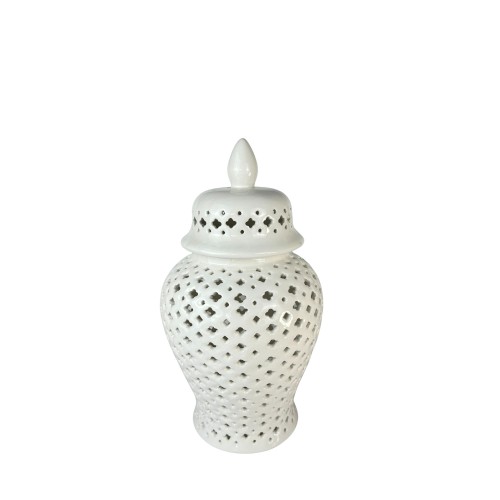 Biała ceramiczna waza ażurowa Lattice wysokości 31 cm, o owalnym kształcie, z delikatnymi zdobieniami w postaci geometrycznych otworów. Stoi na stabilnym, okrągłym podstawie, z ozdobną pokrywą. W tle prosty, jednolity kolor.