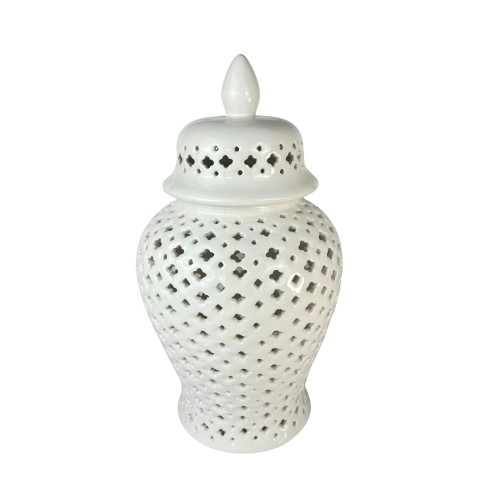 Ażurowa waza ceramiczna w kolorze białym, wysokość 43 cm, o smukłym kształcie z ozdobnym wzorem w romby. Posiada pokrywkę z zaokrąglonym czubkiem, idealna do dekoracji wnętrz. Stoi na płaskiej podstawie, prezentując elegancki design.