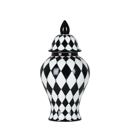 Ceramiczna waza amfora w kolorze czarno-białym, wysoka na 52 cm, z dekoracyjnym wzorem w romby. Posiada zaokrągloną formę i ozdobną pokrywkę zakończoną stożkowym elementem. Ujęcie z boku, na jednolitym tle.