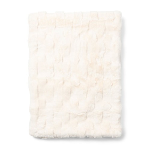 Pled Romolo Faux Fur Riviera Maison w kolorze jasnym kremowym, o wymiarach 180x130 cm. Wykończenie z fakturą imitującą futro, ułożony leżąco na białym tle, podkreślający miękkość i elegancję materiału.