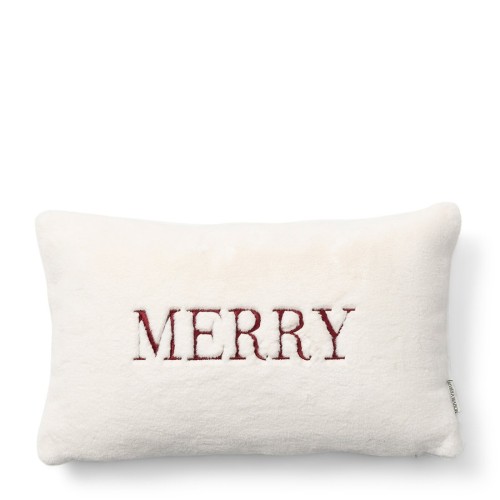 Poszewka w kształcie prostokąta o wymiarach 50x30 cm, w kolorze białym, wykonana z miękkiego materiału. Na powierzchni widoczny napis MERRY w bordowym kolorze. Produkt leży na jednolitym tle.