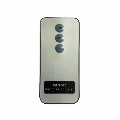 Pilot do świec LED Lillia Lene Bjerre, prostokątny, srebrny, z trzema przyciskami: ON, OFF i 5H. Widoczny napis Infrared Remote Controller na czarnej etykiecie. Ujęcie frontalne, podkreślające funkcje sterowania.