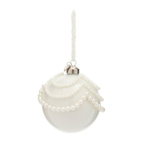 Bombka Classic Pearls w kolorze białym o średnicy 10 cm, z metalowym uchwytem. Zdobiona perłowymi łańcuszkami w stylu falistym, z gładką, połyskującą powierzchnią. Wisi na przezroczystym sznurku.
