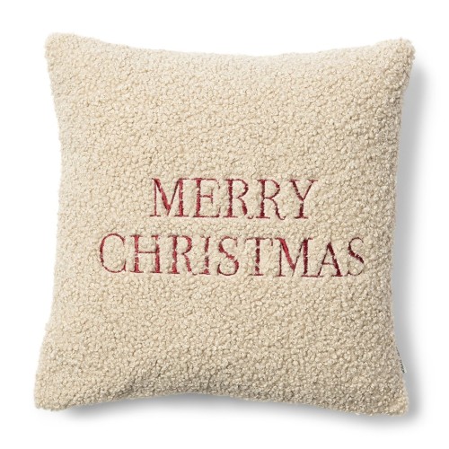Poszewka 50x50 cm w jasnym, kremowym kolorze, wykonana z teksturowanego materiału. Na froncie widnieje haftowany napis MERRY CHRISTMAS w czerwonym kolorze. Produkt leży na białym tle, prezentując dekoracyjny charakter.