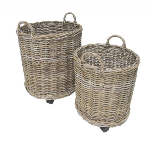 Rattanowy kosz na kółkach Decorativo, wys. 60 cm, w naturalnym odcieniu, z dwoma uchwytami. Okrągły kształt, plecionka z widocznymi splotami, umieszczony na czterech czarnych kółkach, idealny do przechowywania.
