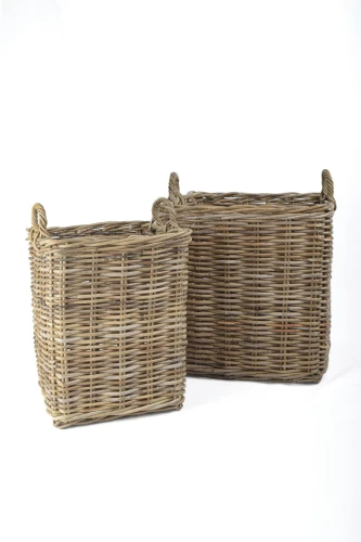 Duży kwadratowy kosz rattanowy w naturalnym odcieniu, wysoki na 52 cm, z widocznymi uchwytami. Kosz ma plecioną strukturę, idealny do przechowywania. Ujęcie z boku, prezentujące dwa kosze obok siebie. Tło białe, proste.