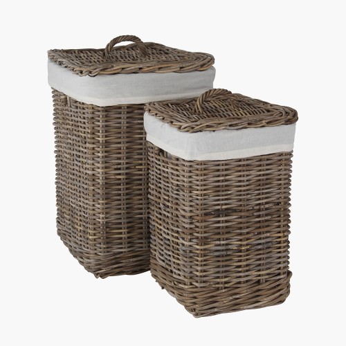 Rattanowy kosz na pranie w stylu Rustic Nature, wys. 70 cm, prostokątny, z plecionki w naturalnym odcieniu. Posiada pokrywę z materiału oraz uchwyty. W zestawie dwa kosze o różnej wysokości, ustawione obok siebie na jasnym tle.
