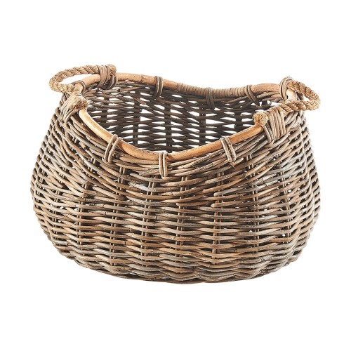 Podręczny koszyk Boho z plecionki rattanowej, w odcieniach naturalnego brązu. Owalny kształt, z dwoma uchwytami na górze. Koszyk jest otwarty u góry, idealny do przechowywania drobiazgów lub jako dekoracja wnętrza.