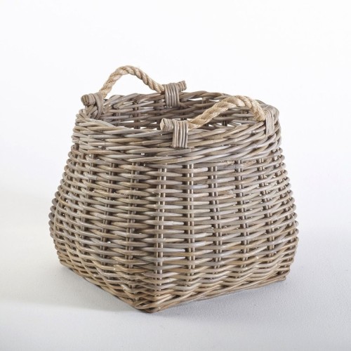 Donica osłonka rattanowa w kolorze szaro-beżowym, wysokość 35 cm, o prostokątnym kształcie, z plecionką z naturalnego rattanu i dwoma uchwytami. Otwarta u góry, idealna do aranżacji roślin w domu lub ogrodzie. Tło białe.