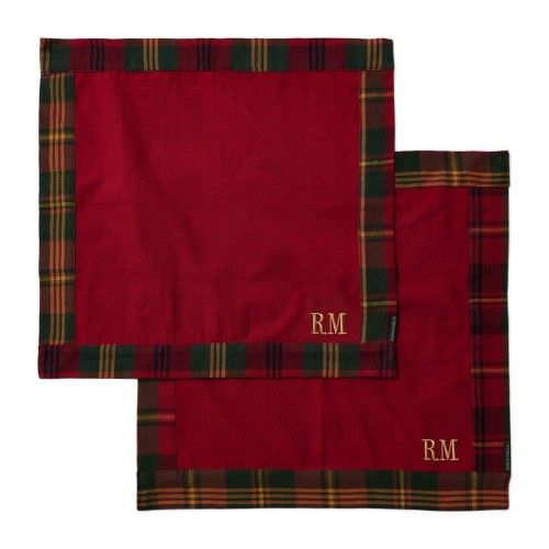 Komplet serwetek Tartan Riviera Maison w kolorze czerwonym o wymiarach 50x50 cm, z dekoracyjną, wielobarwną kratką wzdłuż brzegów i haftem R.M. w rogu. Serwetki leżą obok siebie, prezentując swój wzór.