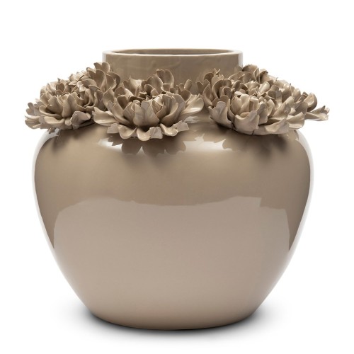 Beżowy wazon Blossom Vase Edge Riviera Maison z ceramicznym, błyszczącym wykończeniem. Ozdobiony dekoracyjnymi kwiatami na górze. Ujęcie frontalne, produkt stojący na jednolitym tle, bez widocznych napisów czy logo.