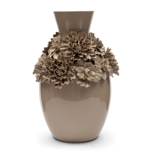 Wazon w kolorze beżowym z ceramicznymi, dekoracyjnymi kwiatami w odcieniach taupe. Owalny kształt, wysoka szyja i błyszcząca powierzchnia. Ujęcie frontalne, produkt stoi na białym tle. Idealny do aranżacji wnętrz.