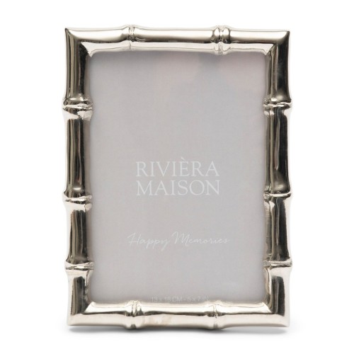 Srebrna ramka na zdjęcia o wymiarach 13x18 cm, stylizowana na bambus. Produkt z logo Riviera Maison, z widocznym napisem Happy Memories. Kąt ujęcia frontalny, ramka stojąca na gładkim tle.