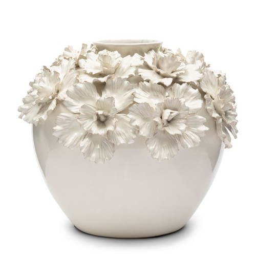 Kremowy wazon Blossom Vase Riviera Maison o zaokrąglonym kształcie, zdobiony wypukłymi kwiatami w odcieniach bieli. Ujęcie frontalne, wazon leży na płaskiej powierzchni. Wysoka jakość wykonania, gładka ceramika. Idealny do dekoracji wnętrz.