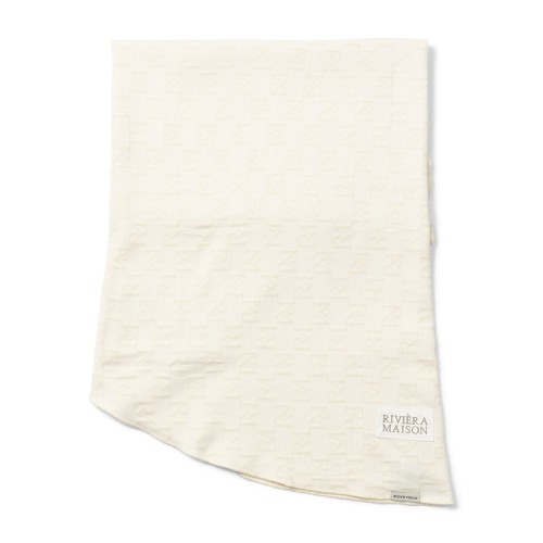 Obrus okrągły w kolorze jasnym z wzorem monogramu, wykonany z tkaniny jacquard. Widoczne logo Riviera Maison na dolnym rogu. Produkt leży na płasko, z zaokrąglonymi krawędziami, o średnicy 180 cm.