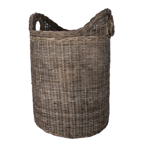 Wysoki kosz rattanowy o wysokości 55 cm, w naturalnym odcieniu brązu, o okrągłym kształcie. Posiada wygodne uchwyty po bokach oraz plecionkę z rattanowych włókien, idealny do przechowywania. Kosz stoi w pozycji pionowej na jednolitym tle.
