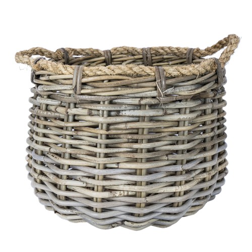 Osłonka donica rattanowa Ava, o wysokości 30 cm, w odcieniach szaro-beżowych. Wykonana z plecionego rattanu, z widocznymi naturalnymi włóknami. Ma okrągły kształt i wzmocnione uchwyty z juty na brzegach. Idealna do aranżacji roślinnych.