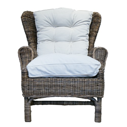 Rattanowy fotel Liberty o wysokości 112 cm, z plecionym stelażem w odcieniu brązu i białą, pikowaną poduszką siedziskową. Pozycja frontalna, z widocznymi podłokietnikami i miękkim oparciem. Idealny do wnętrz lub na taras.