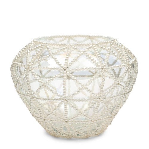 Wazon Sparkling Pearls Riviera Maison w kształcie okrągłym, wykonany z przezroczystego szkła, pokryty dekoracyjną siatką z perłowymi koralikami. Ujęcie z boku, ukazujące szczegóły zdobienia oraz teksturę.