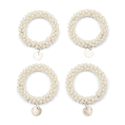Komplet czterech obrączek do serwetek Classic Pearl Riveira Maison, wykonanych z drobnych, perłowych koralików. Każda obrączka ma metalowy, okrągły zawieszek z logo. Obrączki mają okrągły kształt i są ułożone na białym tle.