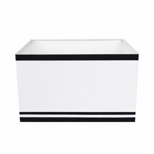 Prostokątny abażur Riviera w kolorze biało-czarnym o wymiarach 30x20x20 cm. Produkt z materiału, z czarnymi paskami na górnej i dolnej krawędzi, umieszczony w pozycji leżącej, z widocznym wnętrzem w kolorze białym.