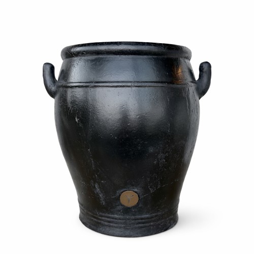 Czarny wazon Cologne o wysokości 33 cm, o zaokrąglonym kształcie i lekko teksturowanej powierzchni. Posiada dwa uchwyty po bokach oraz niewielkie logo na dolnej części. Wazon stoi na płaskiej podstawie, na białym tle.