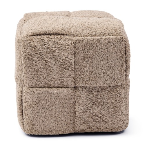 Puf Qbic Stool w kolorze miękkiego orzecha, o wymiarach 40x45 cm, ma sześcienny kształt z teksturowanym pokryciem. Widoczny jest podział na kwadratowe sekcje, co nadaje mu nowoczesny wygląd. Produkt stoi na płaskiej powierzchni.