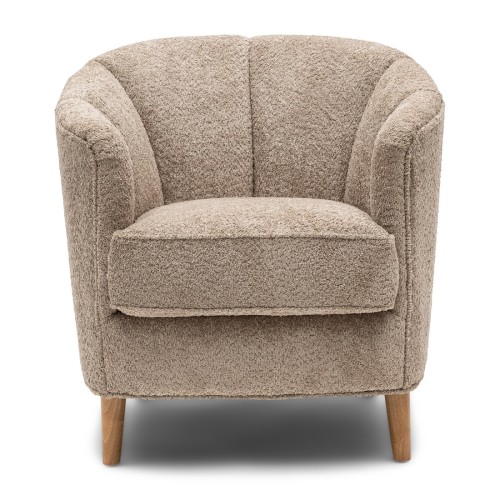 Fotel Rue Royale Soft Walnut Riviera Maison w kolorze jasnobeżowym, o miękkiej, teksturowanej tapicerce. Posiada zaokrąglone oparcie i solidne drewniane nogi. Ujęcie frontalne, produkt stoi na płaskiej powierzchni.