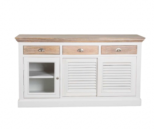 Komoda w stylu Hamptons, o wymiarach 147x50x80 cm, z białym korpusem i drewnianym blatem. Posiada trzy szuflady oraz szafkę z przeszklonym frontem i drzwiami z żaluzjami, co nadaje jej elegancki wygląd.