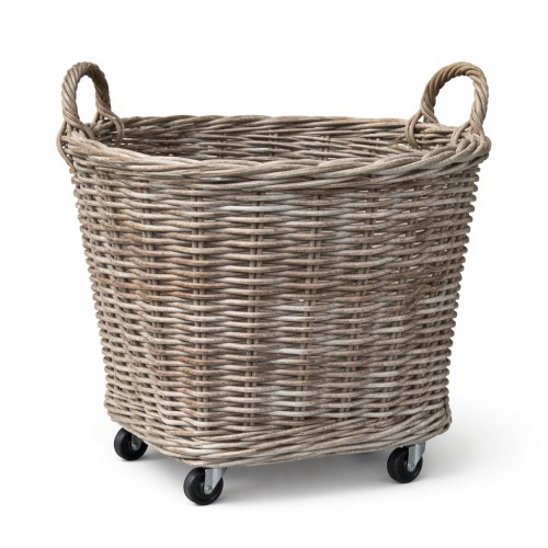 Rattanowy kosz na kółkach o wysokości 60 cm, w naturalnym kolorze, z wyraźnym splotem. Posiada dwa uchwyty do łatwego przenoszenia oraz cztery kółka, co ułatwia mobilność. Kosz jest okrągły, z otwartą górą i stabilną podstawą.
