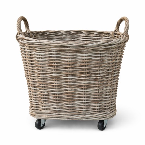 Rattanowy kosz na kółkach, wysokość 50 cm, w naturalnym odcieniu, z uchwytami po bokach. Otwarty, szeroki kształt, idealny do przechowywania. Kółka umożliwiają łatwe przemieszczanie. Tło białe, co podkreśla teksturę i kolor materiału.