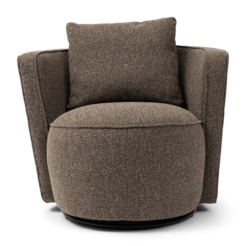 Fotel obrotowy Cipriani Swivel AC w kolorze lush brown z zaokrąglonym siedziskiem i oparciem, z dodatkową poduszką. Ujęcie frontalne, z widocznym czarnym stelażem na spodzie. Tekstura materiału jest lekko chropowata.