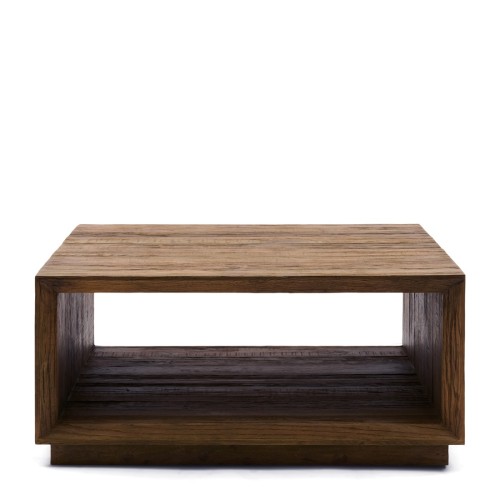 Stolik kawowy Mukaab 90x90 cm z drewna, w kolorze naturalnym, o prostokątnym blacie i otwartej półce, stojący na niskiej podstawie. Kąt ujęcia frontalny, z widoczną fakturą drewna i minimalistycznym designem.