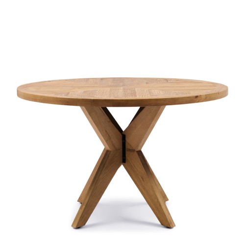 Okrągły stół Portland Riviera Maison o średnicy 120 cm i wysokości 78 cm, wykonany z drewna dębowego. Stół ma solidną, geometryczną podstawę w kształcie litery X, z widoczną naturalną fakturą drewna. Tło białe.