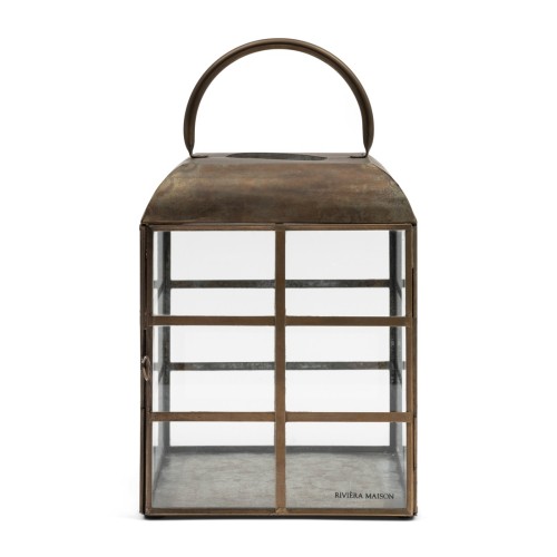 Latarnia Bastidonne Lantern S o wysokości 34 cm, z metalowym uchwytem, w kolorze mosiądzu, z przezroczystymi ściankami i prostokątnymi detalami. Stojąca, z otwartym dnem, idealna do dekoracji wnętrz lub na tarasie.