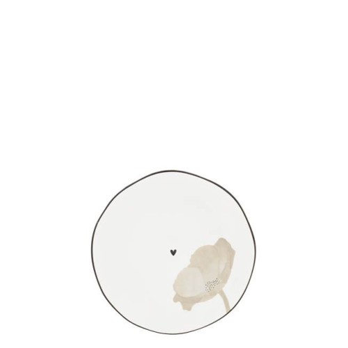 Talerzyk deserowy o średnicy 13 cm z kolekcji Bastion Collection. Ma okrągły kształt, delikatny wzór w postaci kwiatu w odcieniach beżu oraz małe serce na białym tle. Brzeg talerzyka jest lekko falisty, co dodaje mu unikalnego charakteru.
