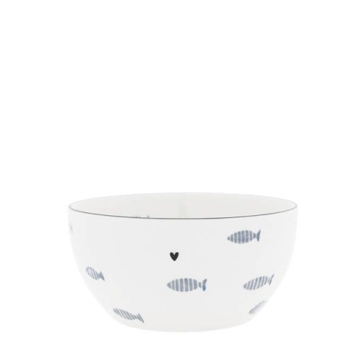 Miska ceramiczna w kolorze białym z niebieskimi wzorami ryb i małym sercem. Posiada cienką czarną linię na górnej krawędzi. Ukazana z boku, stojąca na płaskiej powierzchni. Idealna do serwowania jedzenia.