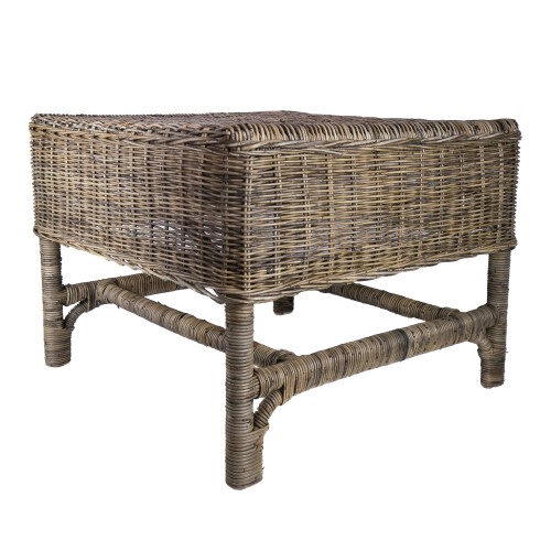 Rattanowy stolik Liberty o wymiarach 63x63x48 cm, z plecionką w odcieniach brązu. Stolik ma kwadratowy kształt, wzmocnioną konstrukcję z widocznymi nogami i dekoracyjnym wykończeniem, idealny do wnętrz oraz na taras.