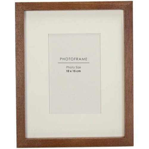 Brązowa ramka z drewna na zdjęcia 10x15 cm, z prostym, minimalistycznym designem. Ujęcie frontalne, produkt stoi w pionie, z widocznym napisem informującym o rozmiarze zdjęcia. Tło jasne, co podkreśla kolor ramki.