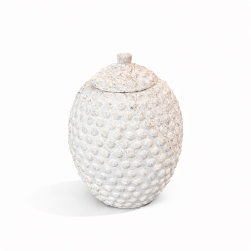 Ceramiczna amfora w stylu rustykalnym, o wysokości 31 cm, w kolorze antycznej bieli. Ozdobiona wypukłymi, okrągłymi detalami na powierzchni i pokrywką. Ujęcie z boku, stojąca na białym tle.