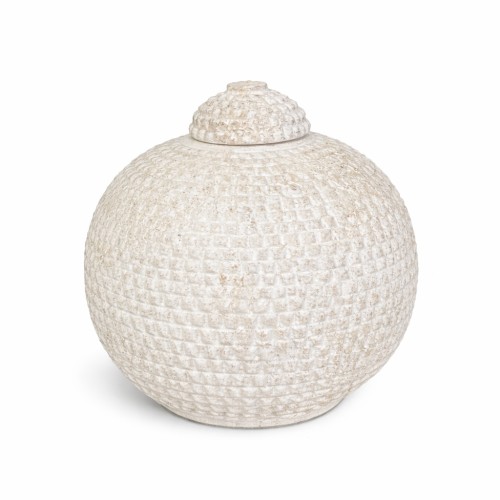 Ceramiczna amfora Lobi w kolorze antycznej bieli, o okrągłym kształcie z drobnym, kwadratowym wzorem. Posiada zdobioną pokrywę. Wysokość 35 cm, stojąca na płaskiej powierzchni, na białym tle. Idealna do dekoracji wnętrz.