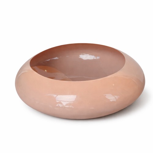 Metalowa misa Birgit w beżowo-różowym kolorze, o średnicy 30 cm. Owalny kształt z gładką, błyszczącą powierzchnią. Ujęcie frontalne, ukazujące wewnętrzną głębokość misy. Idealna do dekoracji lub jako naczynie na owoce.