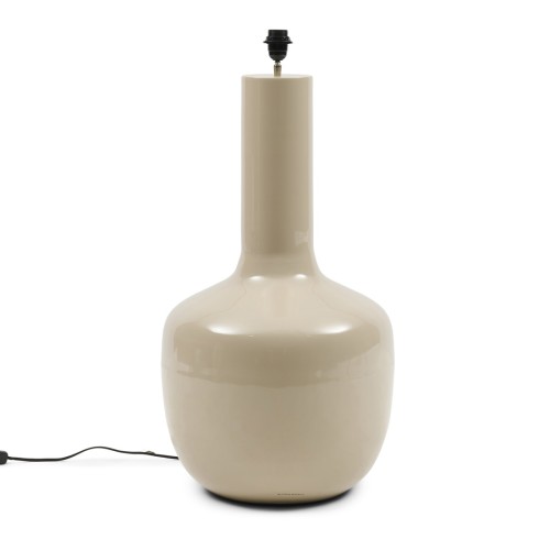 Lampa stołowa w kształcie butelki, w kolorze jasnobeżowym, z długim, cylindrycznym trzonem. Ujęcie frontalne, z widocznym kablem zasilającym. Powierzchnia gładka, błyszcząca. Element montażowy u góry.