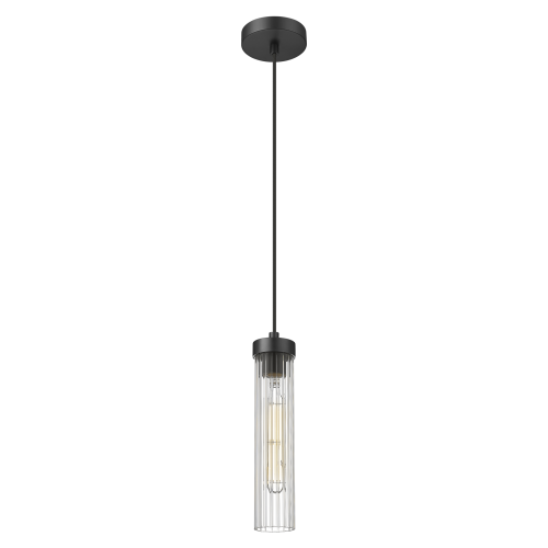 Lampa wisząca w czarnym wykończeniu, z przezroczystym, cylindrycznym kloszem o żłobionej fakturze. Zawieszona na cienkim kablu, eksponująca żarówkę w stylu retro. Produkt wisi prosto, na jednolitym tle.